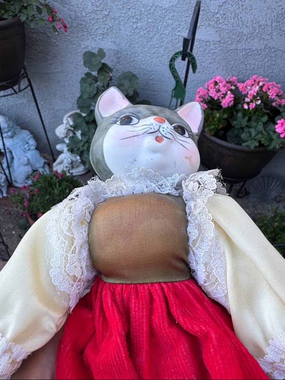 Vintage Cat Couple Porcelain Dolls - Black & Red Attire - Picture 6 of 9